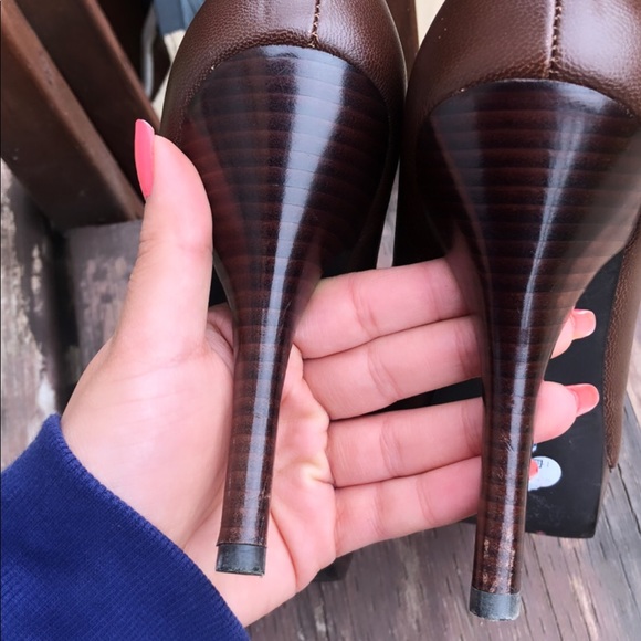 Michael Kors brown pumps - Picture 2 of 3